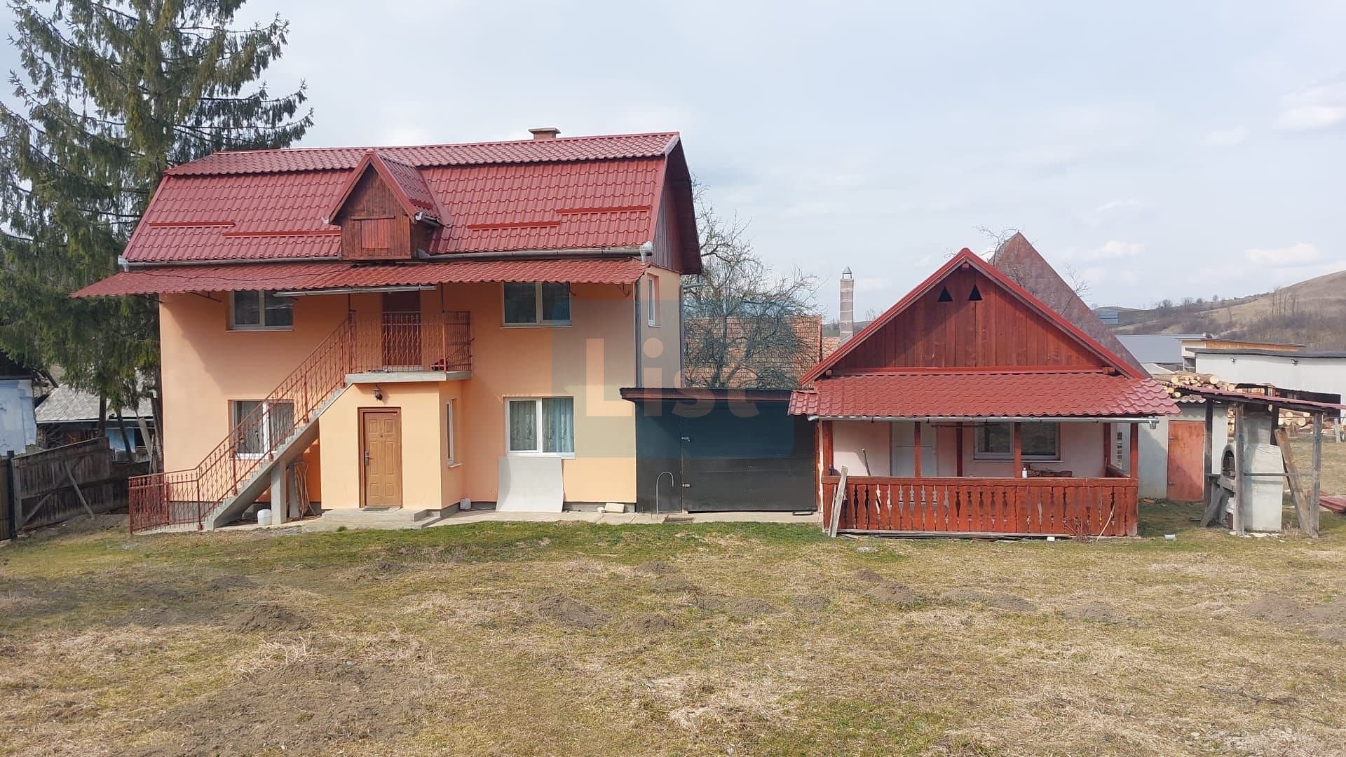 2 case, bucatarie de vara,grajd teren intravilan 2841 mp Margau Cluj